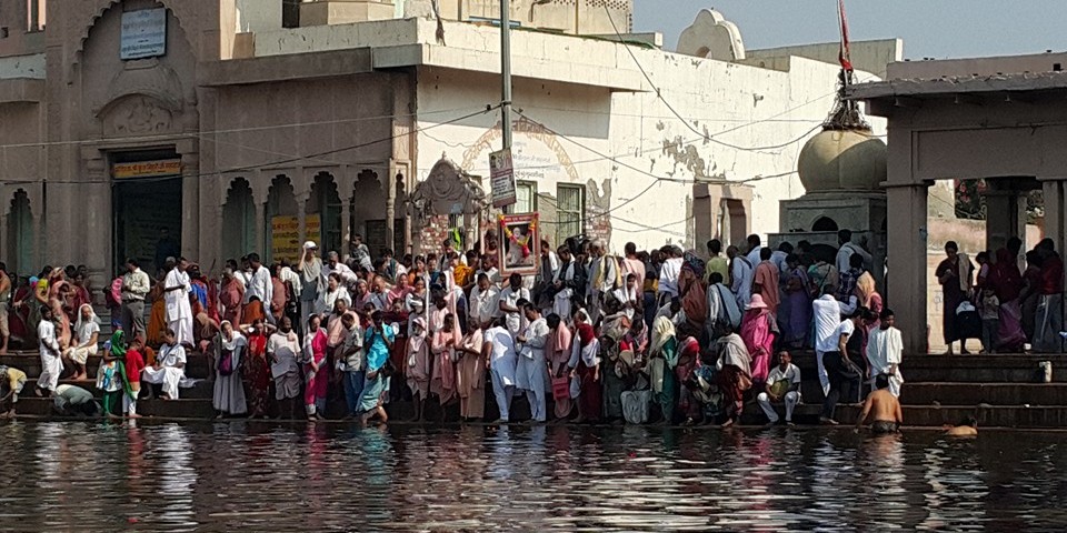 Radha-Kunda, Kusuma-sarovara e Uddhava-kunda