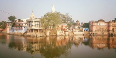 Manasi Ganga, Sri Harideva e Bhajana-kutir de Srila Sanatana Gosvami